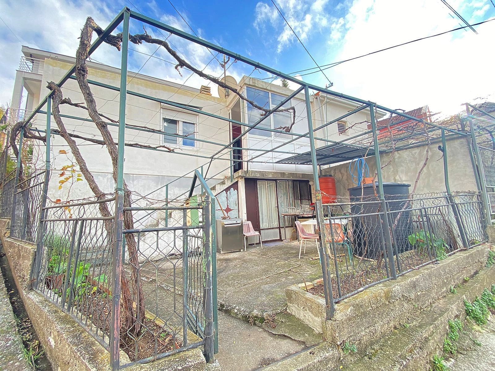 Inexpensive house for sale in Sutomore — Montenegro