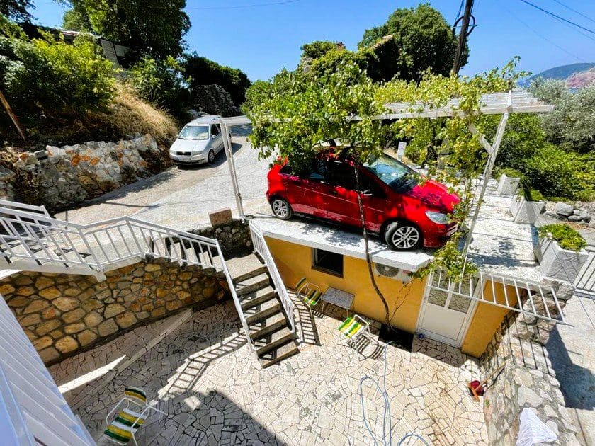 🏠 Spacious House for Sale in Sutomore with Sea & Mountain View – 8 Bedrooms, Guest Apartment & Parking — Montenegro