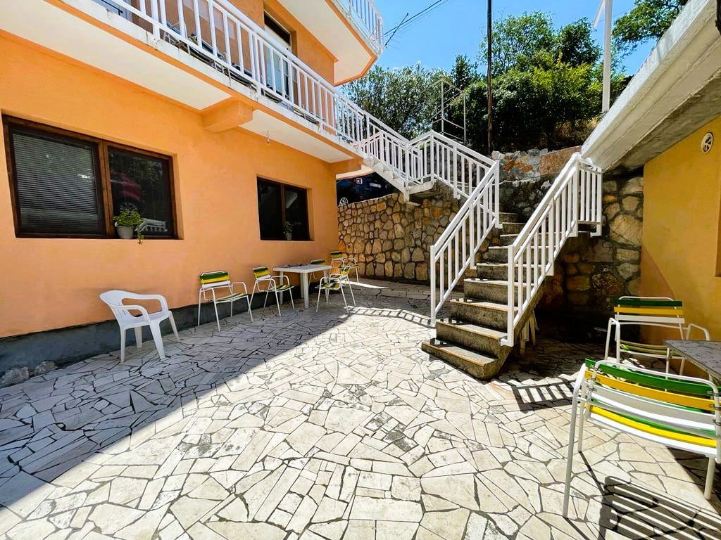 🏠 Spacious House for Sale in Sutomore with Sea & Mountain View – 8 Bedrooms, Guest Apartment & Parking — Montenegro